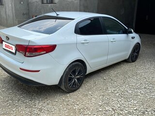 2016 Kia Rio III Рестайлинг, белый, 850000 рублей, вид 3