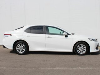 2018 Toyota Camry VIII (XV70), белый, 2050000 рублей, вид 4