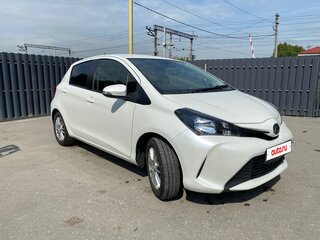 2016 Toyota Vitz III (XP130) Рестайлинг, белый, 900000 рублей, вид 2