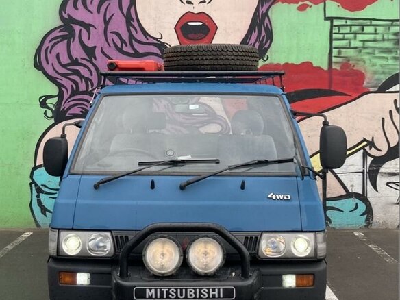1989 Mitsubishi Delica III, синий, 600000 рублей - вид 3