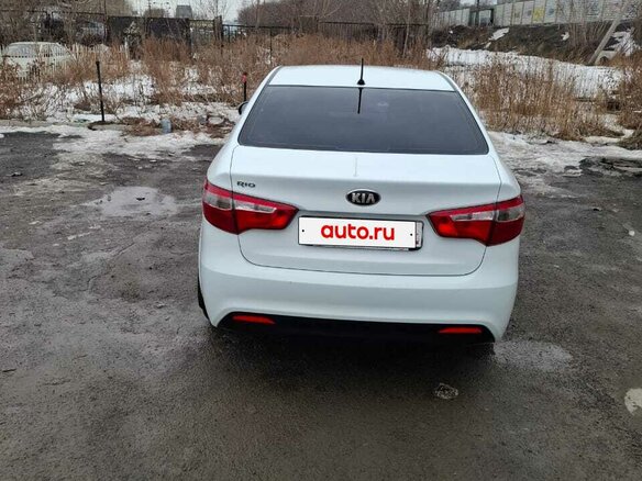2013 Kia Rio 5-speed III, белый, 1000000 рублей - вид 1