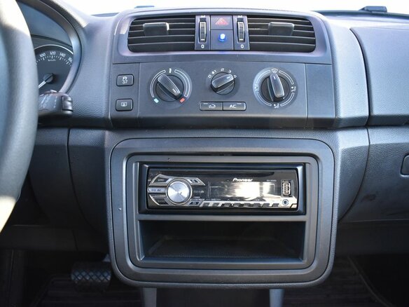 2013 Skoda Fabia II Рестайлинг, жёлтый - вид 14