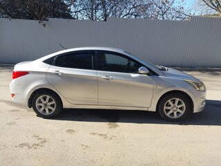 2015 Hyundai Solaris I Рестайлинг, серебристый, 850000 рублей, вид 2