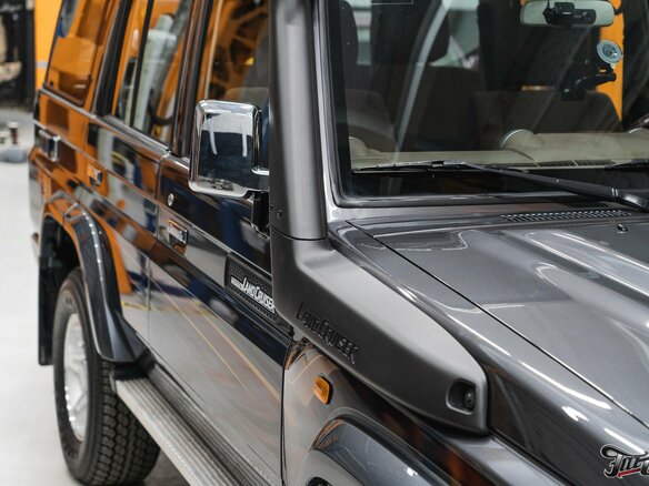 2019 Toyota Land Cruiser 76 70 Series Рестайлинг 1, серый - вид 2