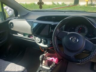 2016 Toyota Vitz III (XP130) Рестайлинг, белый, 1030000 рублей, вид 4
