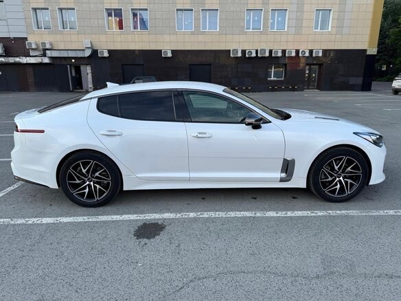 2021 Kia Stinger I Рестайлинг, белый, 3150000 рублей - вид 3