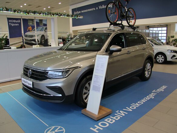 2021 Volkswagen Tiguan II Рестайлинг, серебристый - вид 1