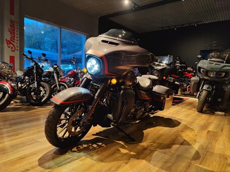 2018 Harley-Davidson CVO Street Glide, серый, 2690000 рублей, вид 3