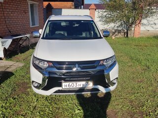 2018 Mitsubishi Outlander PHEV III Рестайлинг 3, белый, 2150000 рублей, вид 4