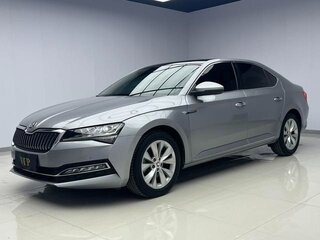2022 Skoda Superb III Рестайлинг, серебристый, 1940000 рублей, вид 2