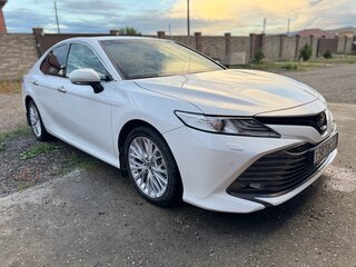 2018 Toyota Camry VIII (XV70), белый, 3500000 рублей, вид 1