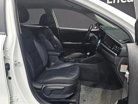 2021 Kia Niro I Рестайлинг, белый, 1600000 рублей - вид 9