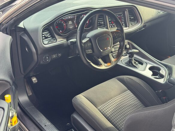 2021 Dodge Challenger III Рестайлинг 2, серый, 3090000 рублей - вид 8