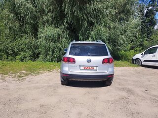 2008 Volkswagen Touareg I Рестайлинг, серебристый, 1350000 рублей, вид 3