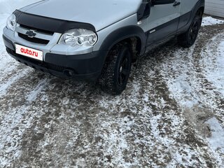 2013 Chevrolet Niva I Рестайлинг, серебристый, 470000 рублей, вид 1