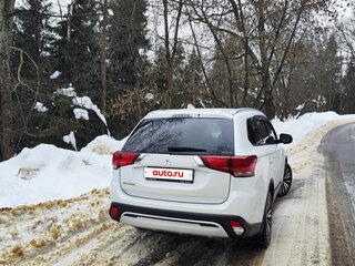 2020 Mitsubishi Outlander III Рестайлинг 3, белый, 2500000 рублей, вид 5