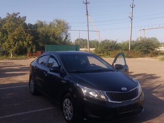 2013 Kia Rio III, чёрный, 900000 рублей, вид 1