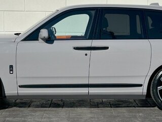 2025 Rolls-Royce Cullinan Black Badge I Рестайлинг (Series II), серебристый, 52598831 рублей, вид 4