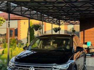2021 Volkswagen Tiguan II Рестайлинг, чёрный, 3790000 рублей, вид 4