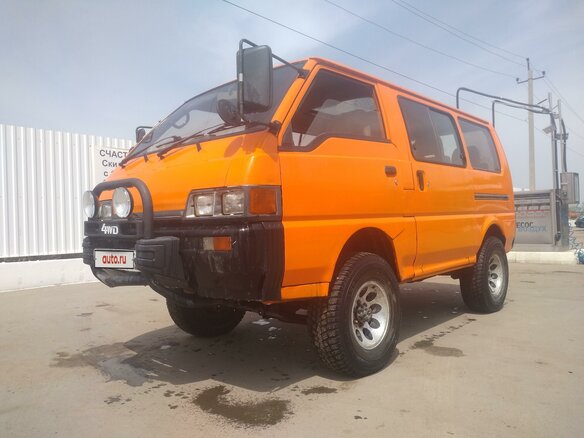 1989 Mitsubishi Delica III, оранжевый