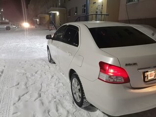 2012 Toyota Belta I, белый, 1300000 рублей, вид 4