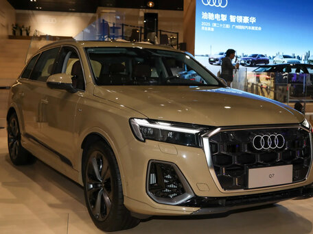 2026 Audi Q7 45 TFSI II (4M) Рестайлинг 2, бежевый, 7700000 рублей, вид 4