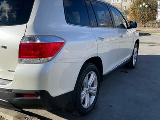 2011 Toyota Highlander II (XU40) Рестайлинг, белый, 2400000 рублей, вид 4