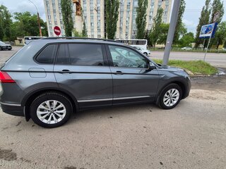 2021 Volkswagen Tiguan II Рестайлинг, серый, 2600000 рублей, вид 2
