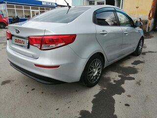 2016 Kia Rio III Рестайлинг, серебристый, 1150000 рублей, вид 4