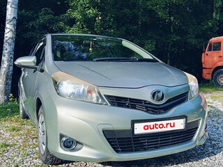 2011 Toyota Vitz III (XP130), серебристый, 777000 рублей, вид 4
