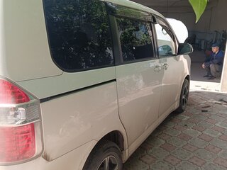 2007 Toyota Noah II (R70), белый, 1300000 рублей, вид 3