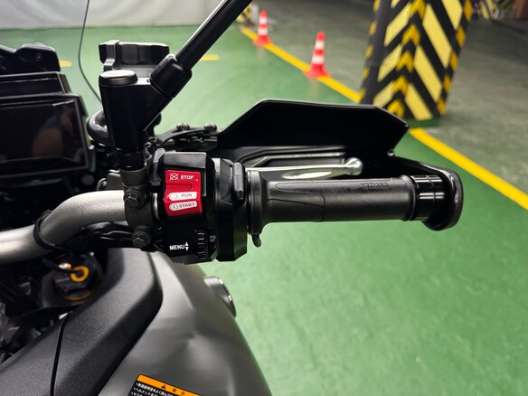 2022 Yamaha MT-09 Tracer (FJ-09), серый, 1325000 рублей - вид 14