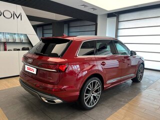 2022 Audi Q7 45 TDI II (4M) Рестайлинг, красный, 9000000 рублей, вид 5