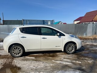 2015 Nissan Leaf (EM57) I (ZE0/AZE0), белый, 700000 рублей, вид 3