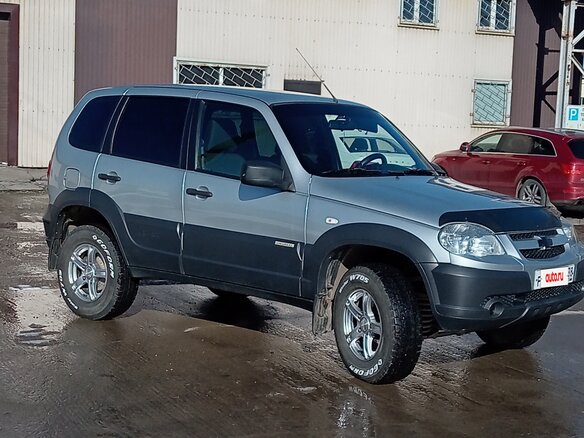 2017 Chevrolet Niva I Рестайлинг, серебристый, 780000 рублей - вид 2