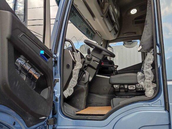 2023 IVECO-Hongyan 4x2, синий, 9700000 рублей - вид 6