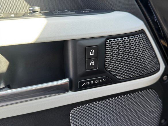 2020 Land Rover Defender 110 II, чёрный, 8350000 рублей - вид 30