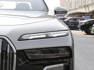 2025 BMW 7 серии 740i xDrive VII (G70), серебристый, 16780000 рублей, вид 4