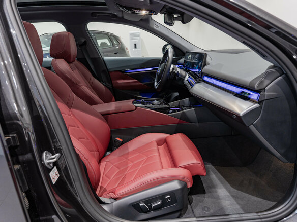 2024 BMW 5 серии 525i VIII (G60/G61/G68), чёрный, 6800000 рублей - вид 9