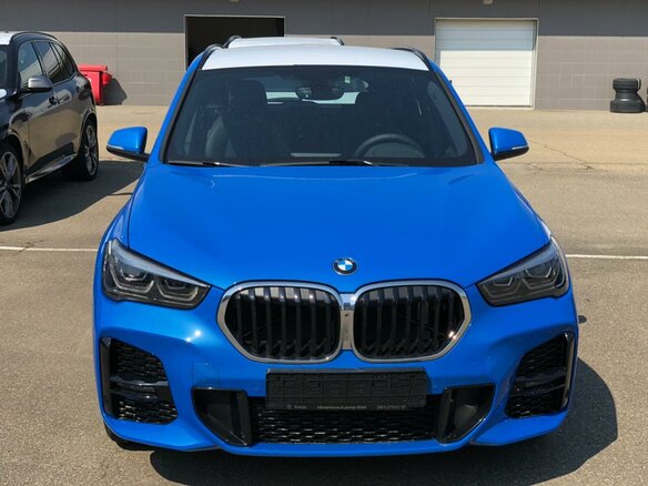 2021 BMW X1 20i xDrive II (F48) Рестайлинг, синий - вид 1