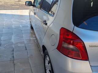 2007 Toyota Yaris II, серебристый, 430000 рублей, вид 4