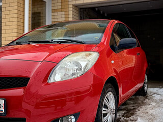 2010 Toyota Yaris II Рестайлинг, красный, 690000 рублей, вид 2