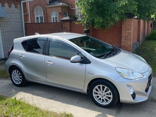 2017 Toyota Aqua I Рестайлинг, серебристый, 990000 рублей, вид 2