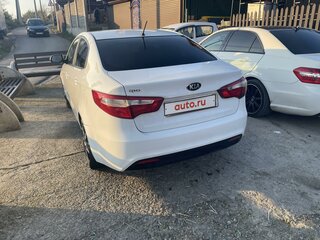 2014 Kia Rio 5-speed III, белый, 700000 рублей, вид 4