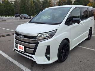 2021 Toyota Noah III (R80) Рестайлинг, белый, 2800000 рублей, вид 3