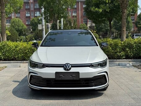 2023 Volkswagen Golf VIII, белый, 1810000 рублей, вид 2