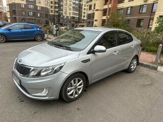 2014 Kia Rio 6-speed III, серебристый, 650000 рублей, вид 1