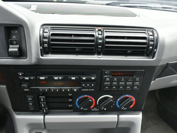 1995 BMW 5 серии 540i III (E34), синий, 3950000 рублей - вид 18