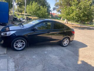2013 Hyundai Solaris I, чёрный, 700000 рублей, вид 3