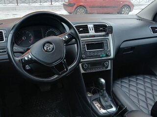 2016 Volkswagen Polo V Рестайлинг, бежевый, 875000 рублей, вид 3